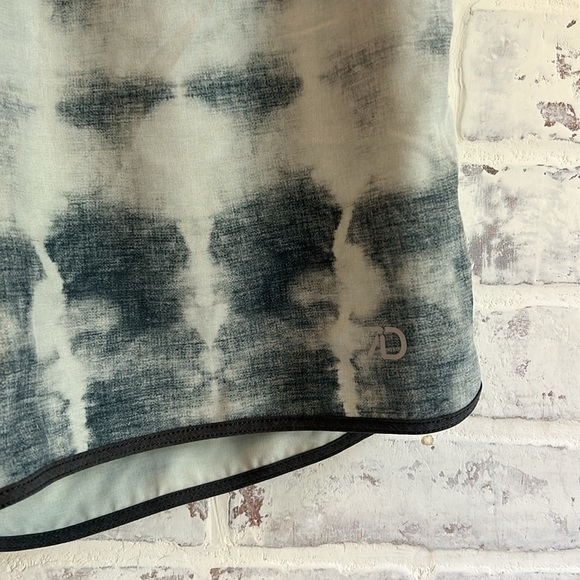 7Diamonds Men’s Core Active Shorts Hybrid 8” Tie-Dye Black and Gray Size Medium - Picture 3 of 7